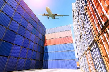 Forklift kamyon kargo konteyner nakliye bahçede kaldırma veya bahçesinde gündoğumu gökyüzü ile kargo Konteyner Taşımacılık ithalat, ihracat ve lojistik sanayi kavramı için arka plan yığınında karşı dock