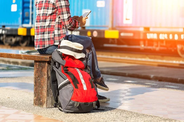 Reiziger Vrouwen Dragen Rugzak Wachten Een Trein — Stockfoto