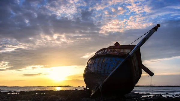 Barco Deteriora Descomponiéndose Lado Costa Con Puesta Sol Fondo — Foto de Stock