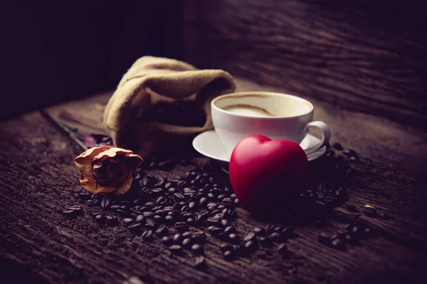 Kupa kahve ve kahve çekirdeği çuval içinde ahşap masa açık arka plan-Vintage etkisi tarzı resimleri sonbahar