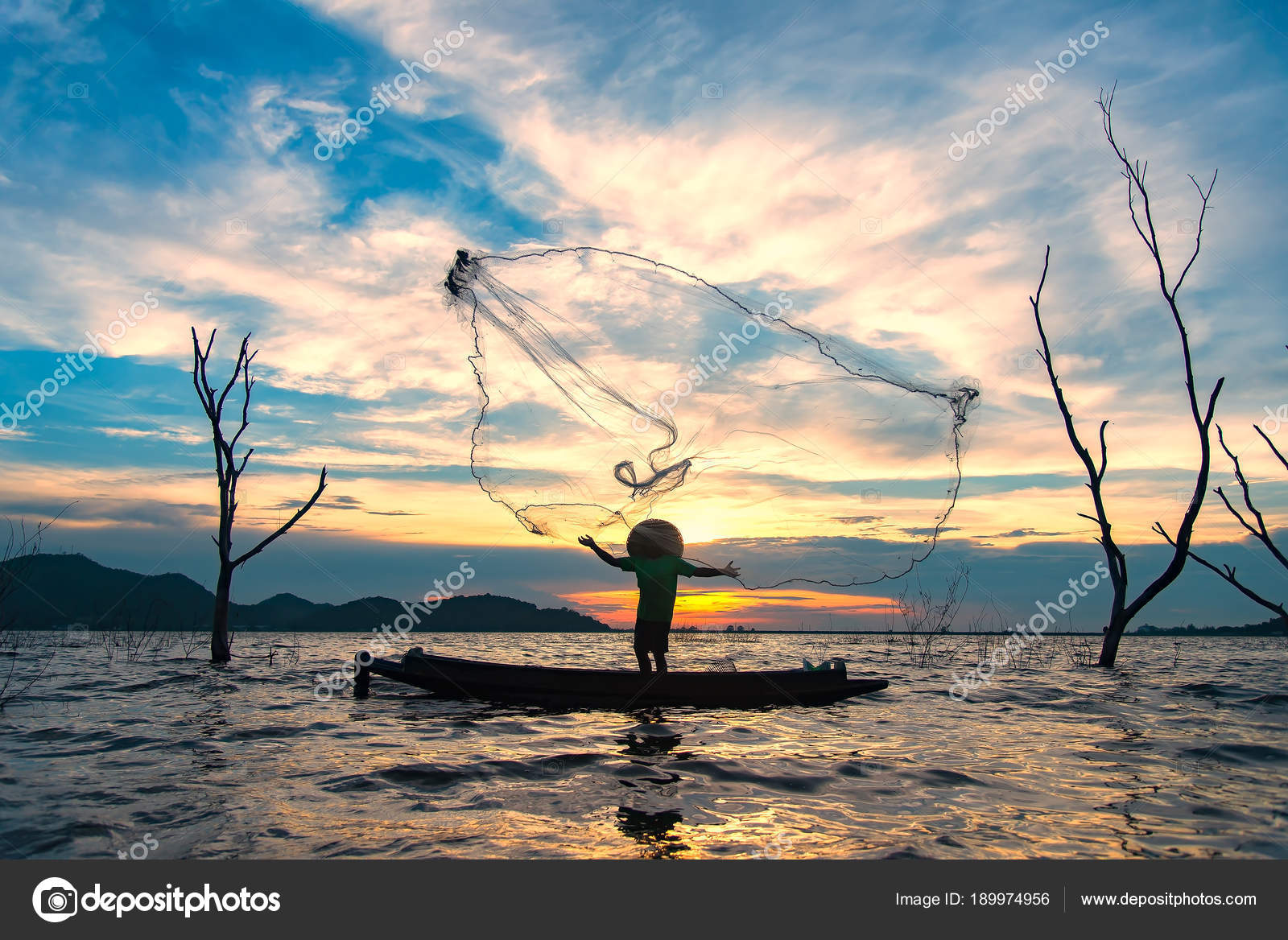 Asian Fisherman Wooden Boat Casting Net Catching Freshwater Fish Nature  Stock Photo by ©tonjung 189974956