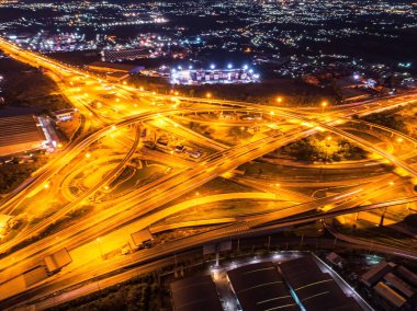 gece lambası sanayi sitesi alanda örümcek yapısındaki bina şekilde ifade