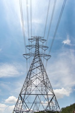 Tayland yüksek gerilim enerji nakil direkleri, arka plan gökyüzü mavi - yeşil çimen 