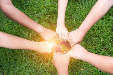 Ekip çalışması beraberlik işbirliği, iş ekip çalışması kavramı. Dünya gezegen yeşil ağaç bahar arka plan ile elinde tutuyor. Kurumsal Sosyal sorumluluk veya KSS kavramı. Nasa tarafından döşenmiş bu görüntü unsurları