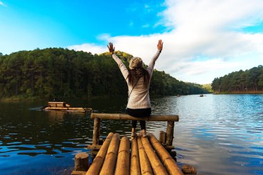 Kadın siting Resort terasta tadını çıkarın ve dış doğa ile rahatla