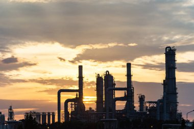 gaz türbini elektrik santrali ile turuncu gökyüzü alacakaranlıkta