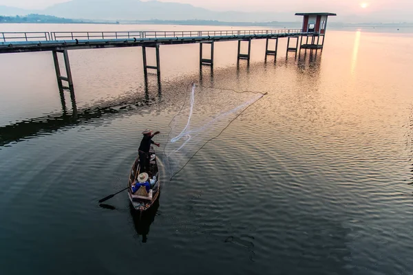 Σιλουέτα Τους Αλιείς Που Χρησιμοποιούν Δίχτυα Πιάσει Ψάρια Στη Λίμνη — Φωτογραφία Αρχείου