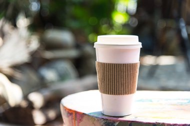 Kağıt bardak kahve parlak zemin üzerine masada