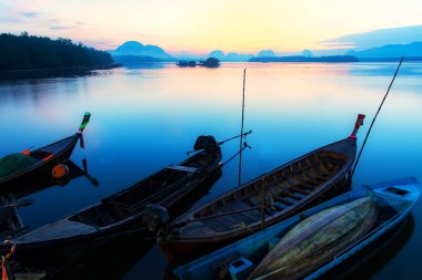 Güzel gündoğumu manzaralı balıkçı ve Samchong-tai balıkçı köyü Phang Nga, Tayland, erken morming ahşap tekne