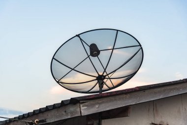  Gökyüzü arka plan üzerinde uydu