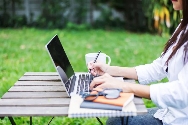 Arbeta Park Bakgrunder Concept Kaffekopp Med Boken Träbord Använda Som — Stockfoto