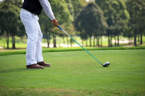 ゴルファーのサンシャインの夏にヒット ゴルフコース リラックス時間 — ストック写真