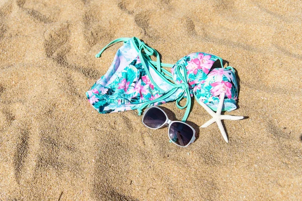 Strandkleidung Rosa Bikini Mit Sonnenhut Und Sonnenbrille — Stockfoto