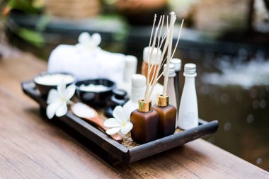 Spa Masaj sıkıştırma topları, ahşap treaments spa, Tayland, ile bitkisel topu odağı seçin. Yeşil tonu 2017