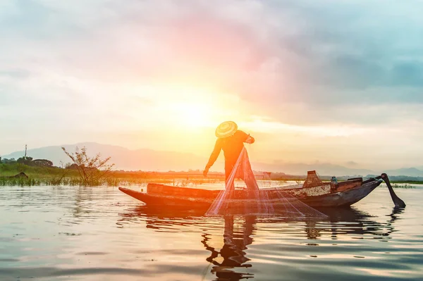 Pescador Asiático Barco Madera Lanzando Una Red Para Captura Peces — Foto de Stock