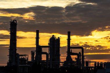 Bir rafineri sanayi tesisleri gölette tedavi ile büyük sanayi petrol tankları