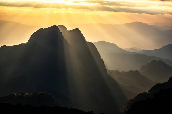 Splendido Raggio Sole Sulla Montagna Con Cielo Arancione — Foto Stock