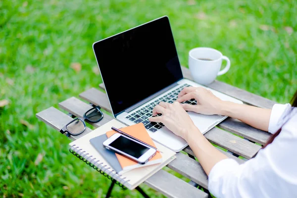 Frilansuppdrag Casual Klädda Man Sitter Vid Trä Skrivbord Inuti Trädgård — Stockfoto