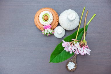 Üstten Görünüm Thai Spa Masaj sıkıştırmak toplar, bitkisel tedaviler spa wellness için ile ahşap ve sağlıklı brown topa, arka plan doğa, Tayland. Sağlıklı kavramı