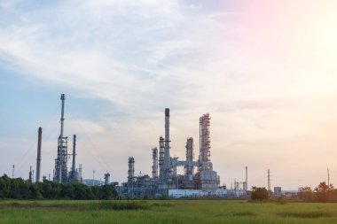 Petrol ve gaz rafineri endüstrisi Gün batımında fabrika