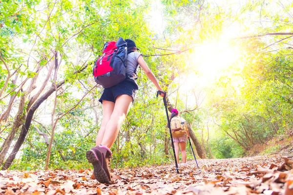 Caminante Con Mochila Relajándose Cima Una Montaña Disfrutando Vista Del — Foto de Stock