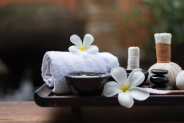 Spa masaj topları, ahşap üzerinde bitki topu treaments spa, Tayland, odak seçin