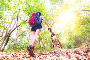 Fiyatı bir dağın tepesinde rahatlatıcı ve Vadi Manzaralı gündoğumu sırasında zevk sırt çantası ile. Seyahat Concep