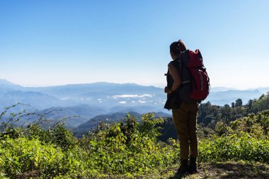 Hipster genç kadın tatil, vahşi macera, vahşi topraklarda kadın turist Hills sahne doğa manzarayı hedef almak hiking