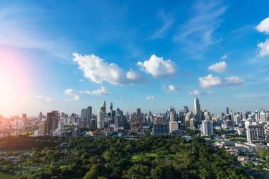 Modern ofis binaları ve şehir merkezinde ile günbatımı gökyüzü ve bulutlar Bangkok, Tayland, Thailand, Bangkok City condominium. Lumpini park