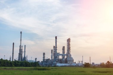 Petrol ve gaz rafineri endüstrisi Gün batımında fabrika