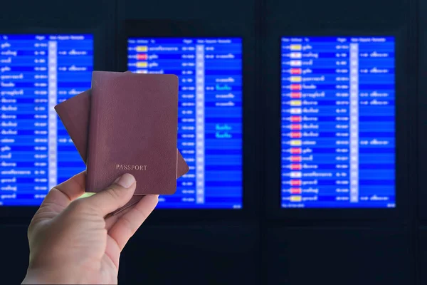 Verificação do tempo de passaporte e passageiro para viagens turísticas no aeroporto int — Fotografia de Stock