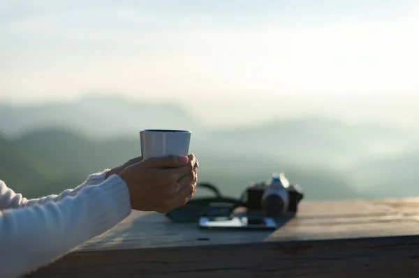 Portrait de la belle femme tenant une tasse de café dans le m — Photo