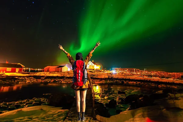 Çok renkli yeşil renkli, güzel bir kadın resmi.