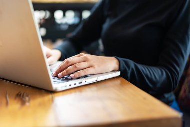 Akıllı bir telefon ve dizüstü bilgisayarı olan iş belgeleri masanın üzerinde.