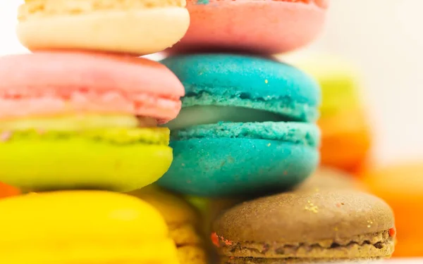 Coloridas galletas macaron sobre fondo blanco, selectas y suaves fo —  Fotos de Stock