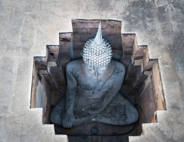 Vista aerea ripresa dal drone. Enorme immagine di Buddha stucco Sukhothai — Foto Stock