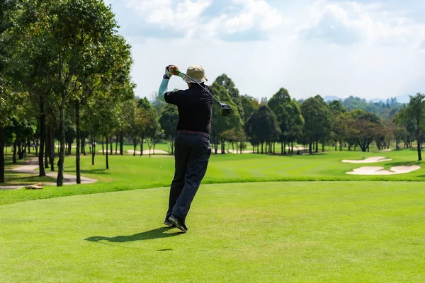 Golfista dělá cvičný švih. Zdravý a životní styl koncepce. — Stock fotografie