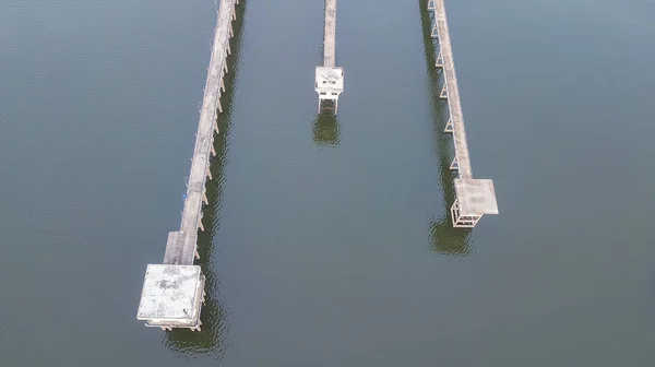 Vue à angle élevé sur le pont riverain pendant le temps de marée basse en ru — Photo