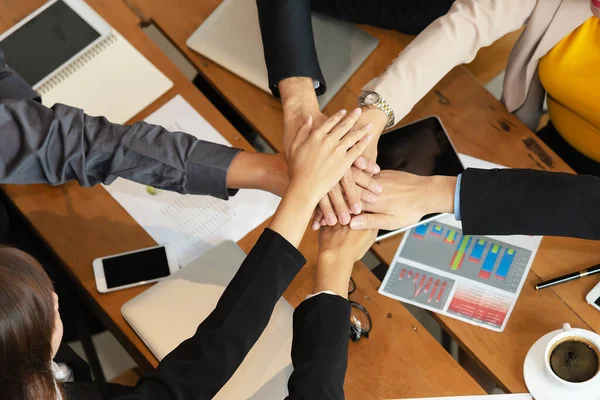 Grupo Pessoas Uniram Mãos Para Construir Trabalho Equipe Conjunto Com — Fotografia de Stock