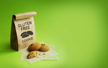 Gluten free çerezleri kraft torba. Yeşil arka plan