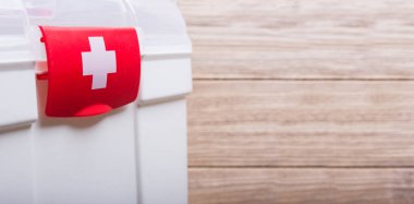 Kırmızı toka ve beyaz haç ile beyaz durum