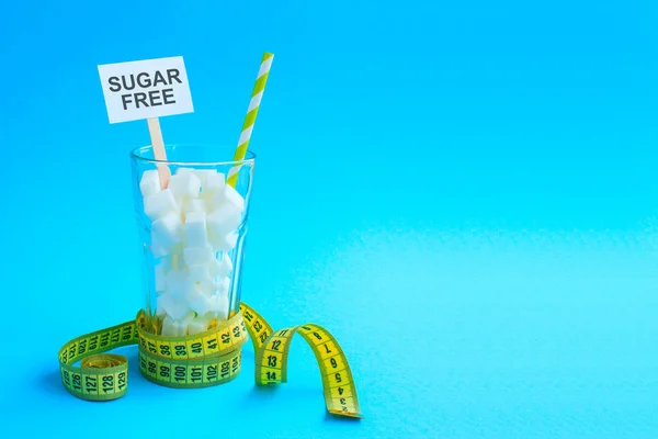 설탕 무료의 짚 풀으로 유리 큐브 노란색 테이프 — 스톡 사진