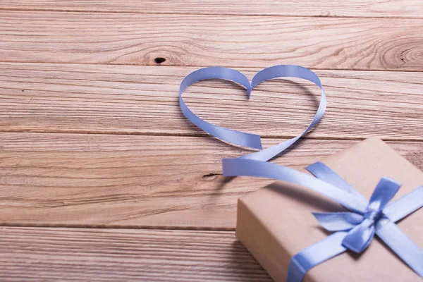 Caja de regalo de papel kraft con cinta en forma de corazón —  Fotos de Stock