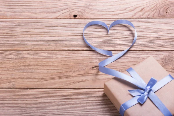 Caja de regalo de papel kraft con cinta en forma de corazón — Foto de Stock
