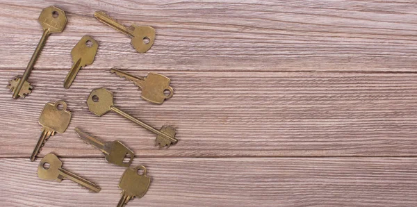 Old gold nycklar på bordet — Stockfoto