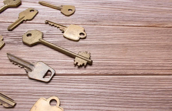 Old gold keys on the table — Stock Photo, Image