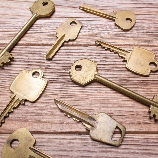 Alte Goldschlüssel auf dem Tisch — Stockfoto