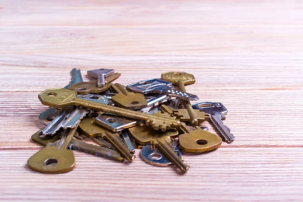 Oudere verschillende sleutels op tafel — Stockfoto