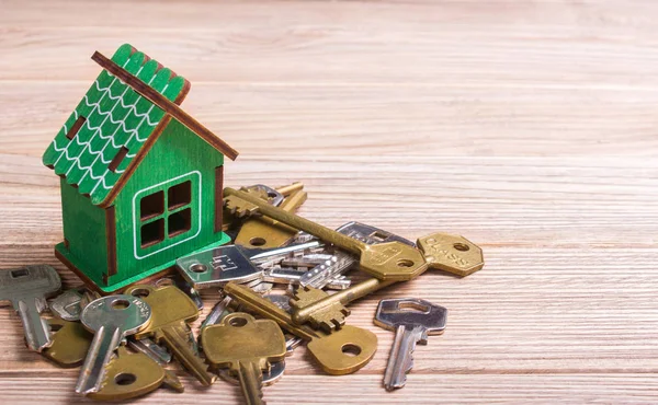 Huis en de sleutels op tafel — Stockfoto