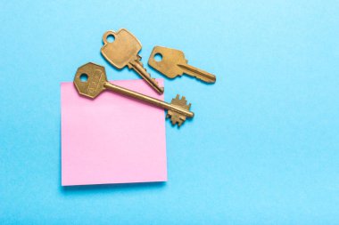 Yapışkanlı not yazı ve anahtarları